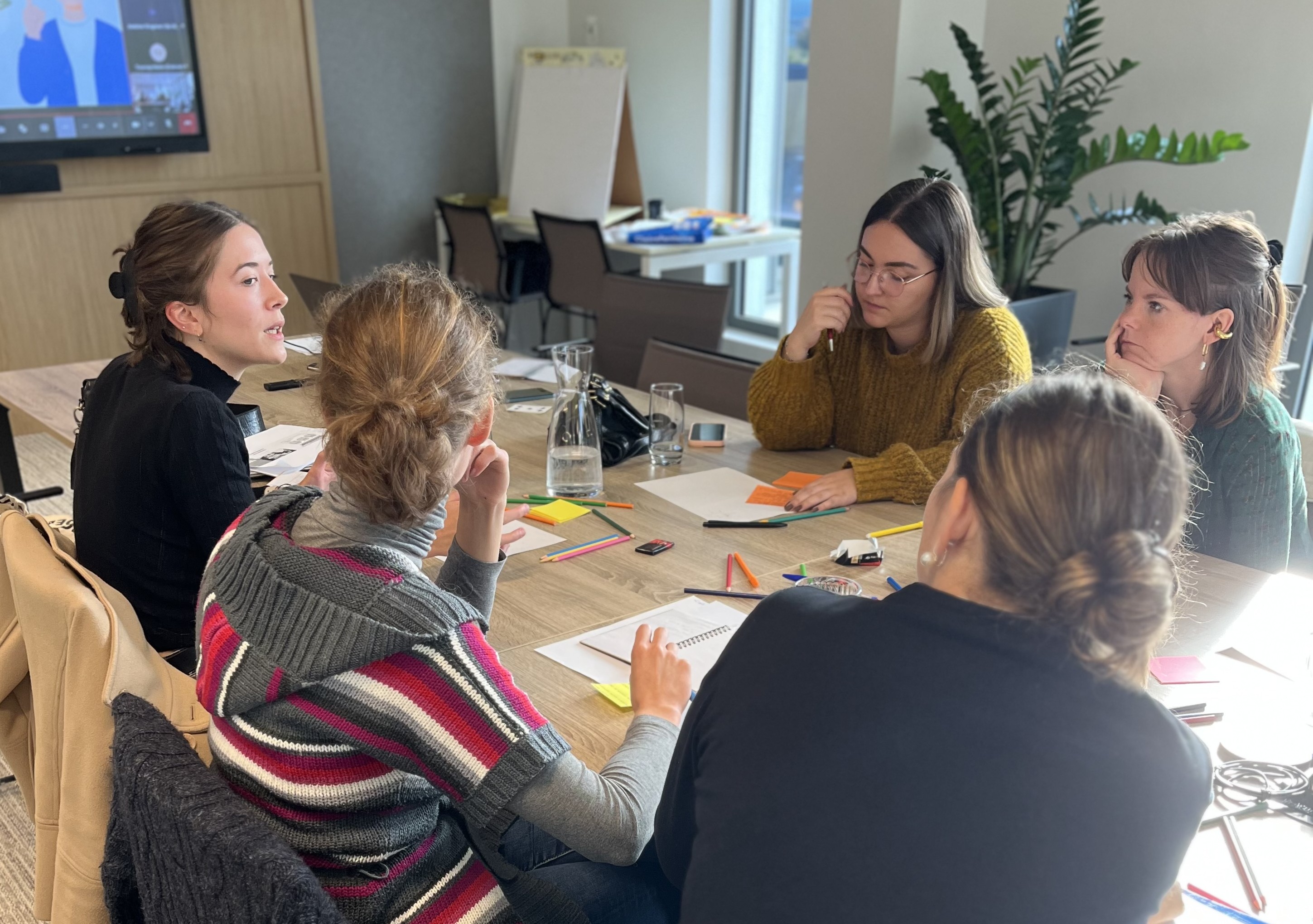 groupe de femmes travaillant ensemble